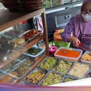 Jualan Hingga Untuk Kendaraan Pribadi, Warung Nasi Ini Langganannya Sandiaga Uno!