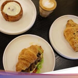 Menyantap Croissant Enak Ditemani Secangkir Latte Hangat