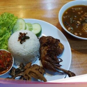 Huah! Ditonjok Ayam Goreng Rawit dan Sambal Domba Racikan Mbak Karmila