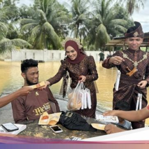 Mulia! Pengantin Bagikan Konsumsi Kenduri Sebagai Warga Kebanjiran