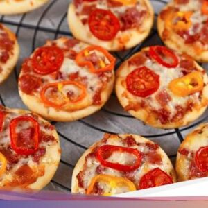 Resep Pizza Mini Topping Daging Asap Untuk Camilan Liburan