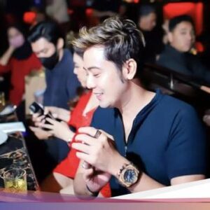 Potret Kriss Hatta Makan Sate Ular hingga Ngemil Tahu Bakso