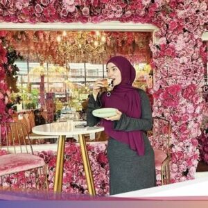 Pose Cantik Zaskia Gotik Di Nikmati Aneka Dessert Di Kafe