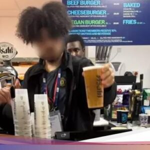 Viral! Pegawai Bar Ke Lapangan Etihad Nekat Pakai Jersey Manchester United