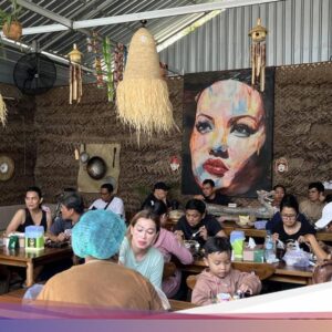 10 Potret Finalis Miss Indonesia Wayan Macrae Jualan Nasi Campur Bali Halal