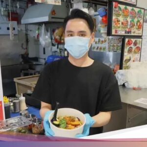 Tak Lagi ‘Terbang’, Mantan Pramugara Ini Lebih Pilih Jualan Mie Kari