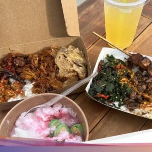 Asyiknya! Kulineran Nasi Kampung Bali dan Es Pisang Ijo Ke Pinggir Pantai