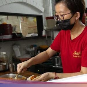 Divonis Tumor Otak, Wanita Ini Tetap Gigih Jualan Pastel Legendaris