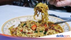 Resep Mie Nyemek Ayam Suwir Berbumbu Gurih Pedas