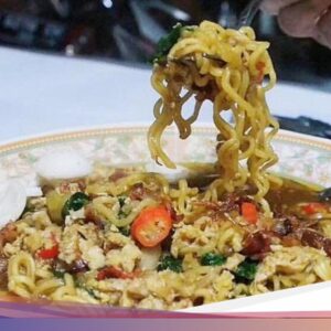 Resep Mie Nyemek Ayam Suwir Berbumbu Gurih Pedas