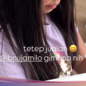 Gemas! Anak Ririn Ekawati dan Ibnu Jamil Jualan Es Takjil