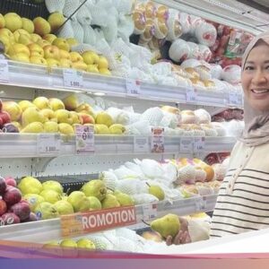 Potret Okie Agustina Asyik Minum Minuman Kafein Di Kafe hingga Makan Gelato