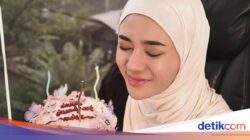 Pose Cantik Clara Shinta Pada Minum Matcha hingga Makan Steak Ke Restoran