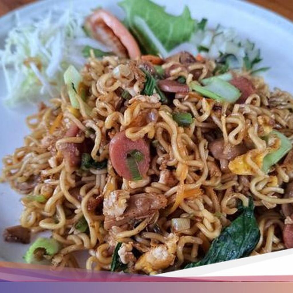 Resep Mie Goreng Campur Sosis dan Ayam Suwir, Pakai Bumbu ala Jawa!