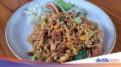 Resep Mie Goreng Campur Sosis dan Ayam Suwir, Pakai Bumbu ala Jawa!