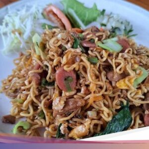 Resep Mie Goreng Campur Sosis dan Ayam Suwir, Pakai Bumbu ala Jawa!