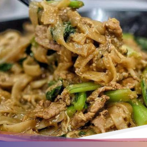 Selalu Ngangenin! 5 Tempat Makan Kwetiau Sapi Legendaris yang Smoky Sedap