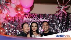 Momen Neona Ayu Dapat Kue Ultah Merah Muda Spesial Sweet 17!