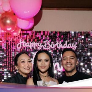 Momen Neona Ayu Dapat Kue Ultah Merah Muda Spesial Sweet 17!