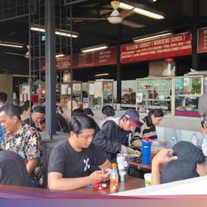 Kantin Karyawan Grand Indonesia West vs East, Mana yang Paling Enak?