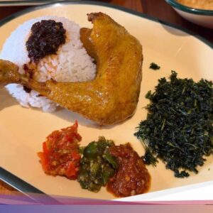 Lezatnya Ayam Goreng Basah Khas Bandung Bersama 4 Jenis Sambal