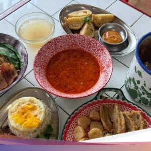 Cafetiam Unik yang Punya Bakmi Bebek Asap dan Pempek Kuah Mala