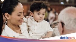 Erika Carlina Asyik Kulineran Tradisional, Cicip Nasi Jamblang hingga Gado-Gado