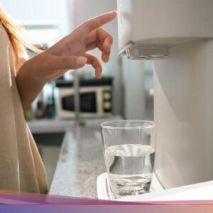 Minum Sambil Berdiri Katanya Bikin Ginjal Rusak, Ini Penjelasan Praktisi Medis