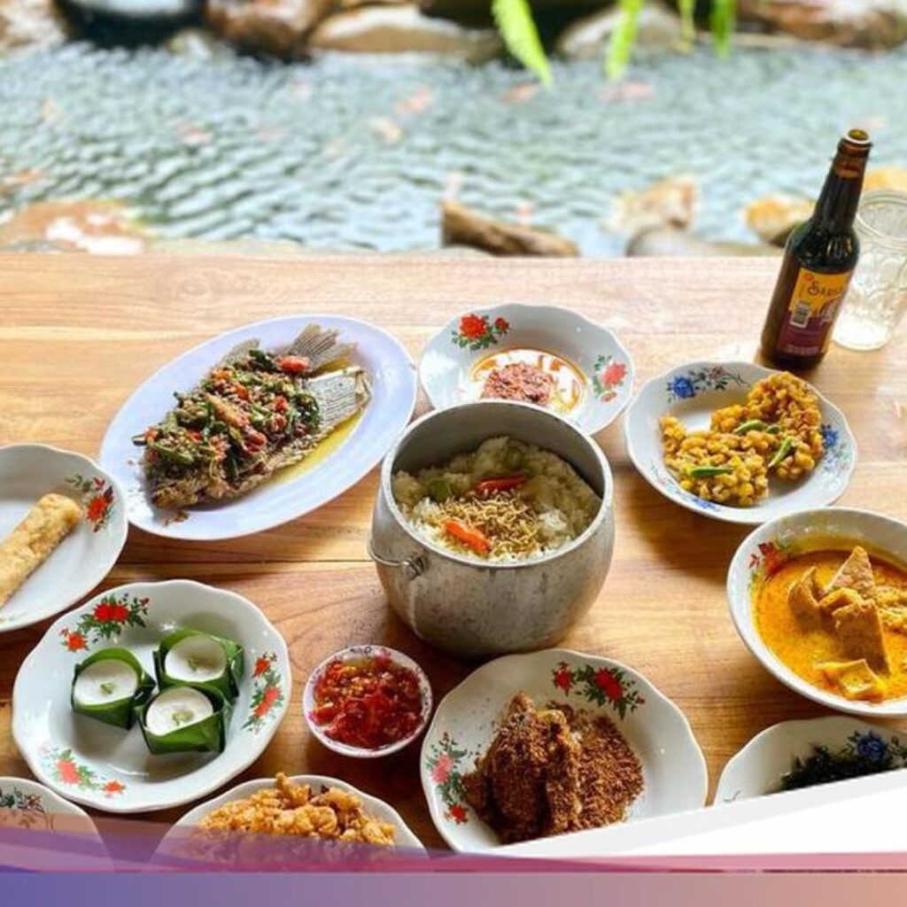 Adem Banget! 7 Restoran Keluarga Hingga Jakarta Ini Dikelilingi Pohon dan Saung