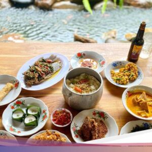 Adem Banget! 7 Restoran Keluarga Hingga Jakarta Ini Dikelilingi Pohon dan Saung