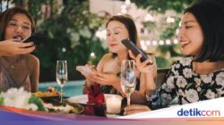 Restoran Mulai ‘Musuhi’ Telepon Genggam, Pengunjung Dilarang Main HP!